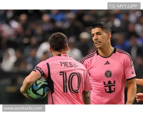 足球球星携对象甜蜜现身共谱绿茵场外的浪漫故事